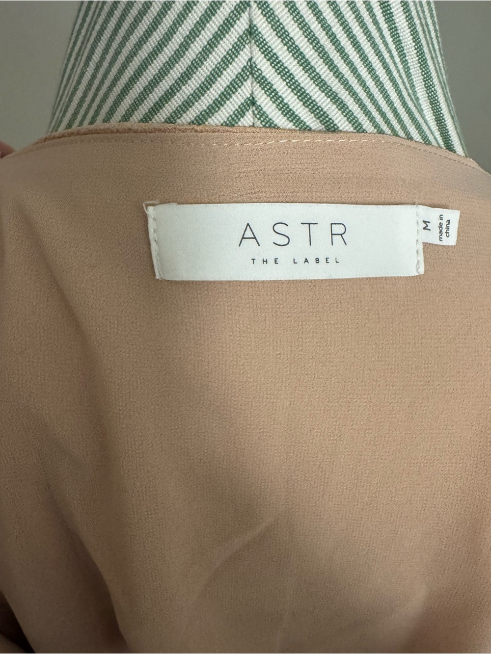 ASTR The Label Blush Satin Puff Sleeve Bubble Hem Blouse Size M - Picture 3 of 3